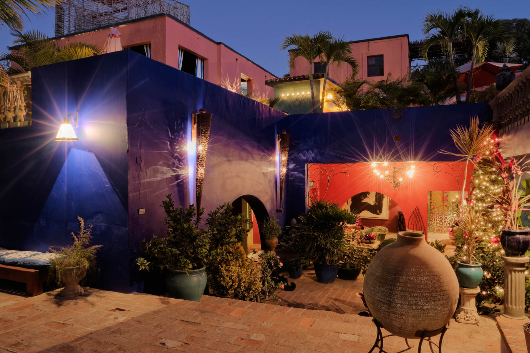 hotel california patio 2023 11 27 05 22 50 utc.jpg